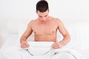 uomo sorpreso dalle dimensioni del pene dopo l'ingrandimento chirurgico