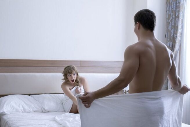 la donna ammira le dimensioni del pene