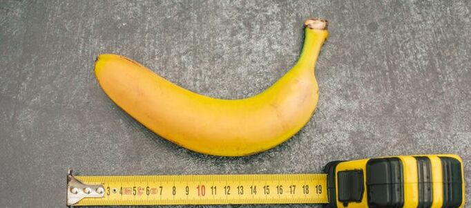 misurazione del pene usando una banana come esempio