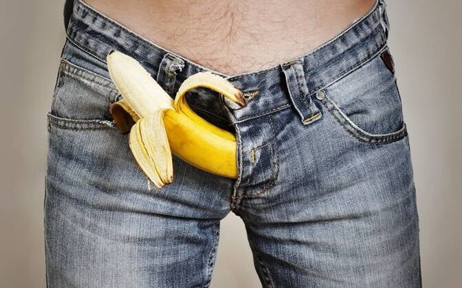 Grosso cazzo sull'esempio di una banana